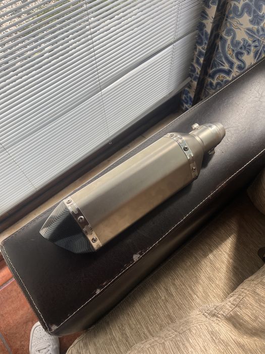 Linha de escape cinza com ponta em carbono