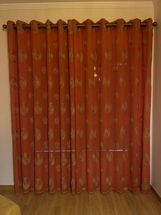 Vendo cortinados incluindo os varões.