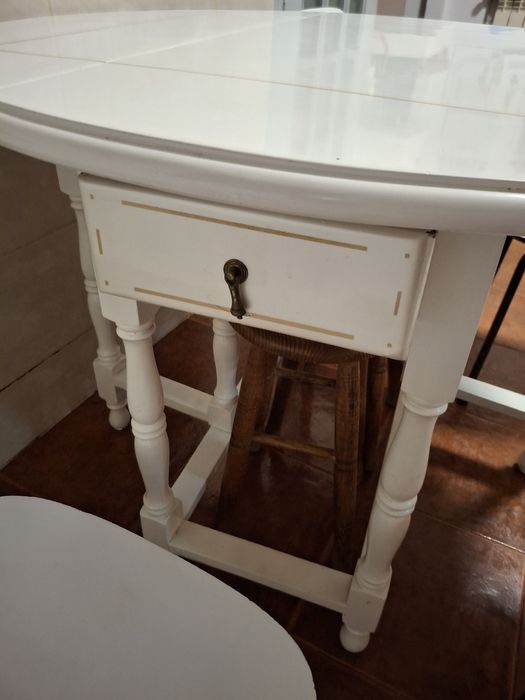 Mesa de cozinha em bom estado geral