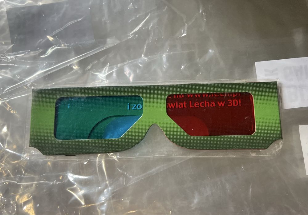 Okulary 3D trójwymiarowe do oglądania filmów tekturowe