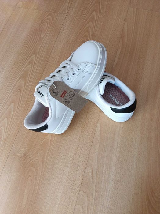 Ténis Levis novos tam. 33