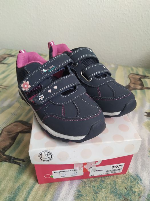 Дівчачі кросівки. Нові.