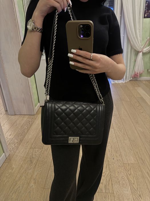 Стильна чорна сумка з ланцюжком у стилі Chanel