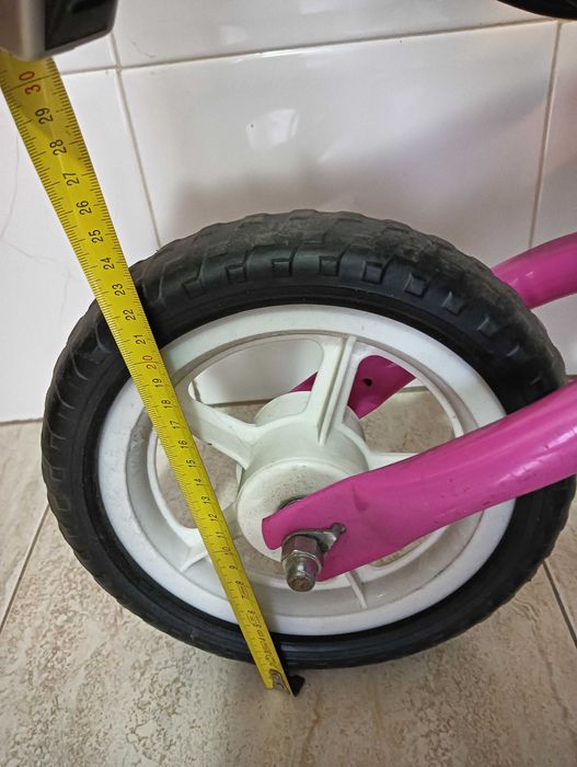 Bicicleta sem pedais de menina