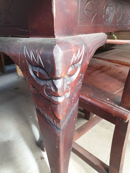 Stuł    i trzy krzesła