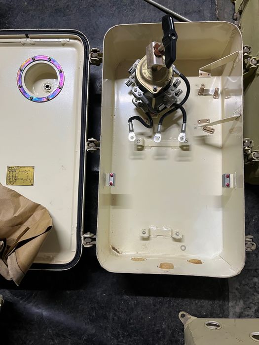 Электрический щит основного и резервного питания.