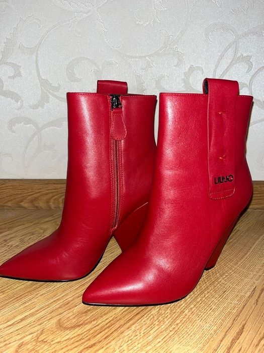 Чобітки, Італія, LIU GO