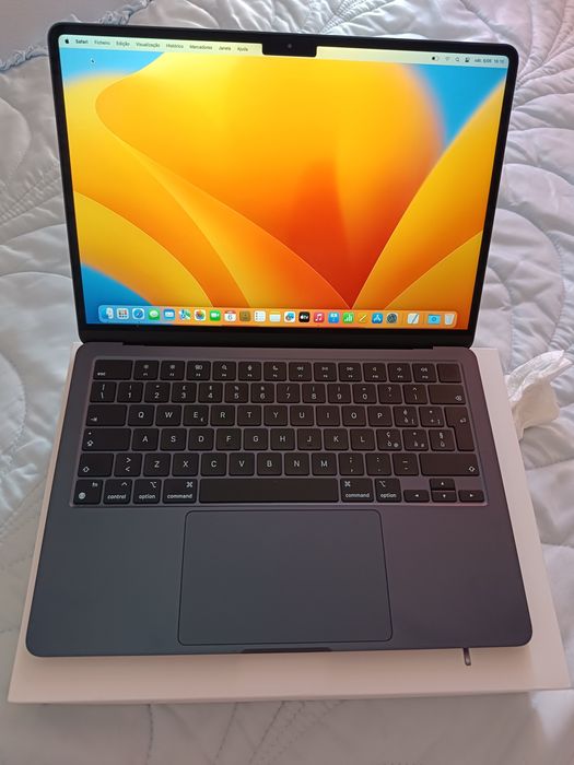 MacBook Air 13,6" com chip Apple M2, 8 GB de memória unificada e SSD de 256 GB.