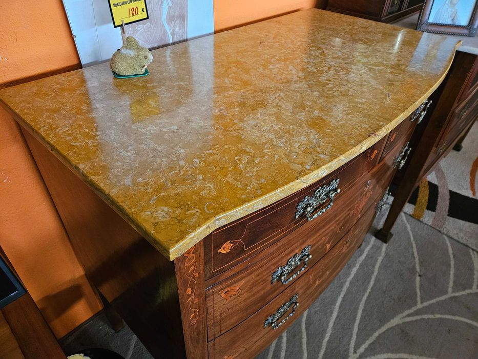 Cómoda antiga estilo D. Maria em madeira com tampo em pedr