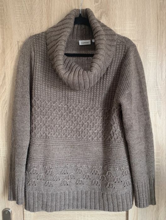 Brązowy sweter z golfem