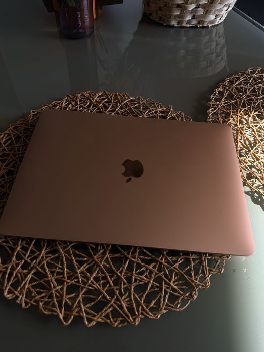 Продам macbook air 2020 m1