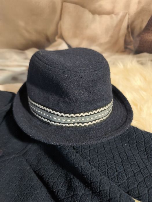 Plaszczyk granatowy dla elegantki i kapelusz 110-116 Jasper Konran