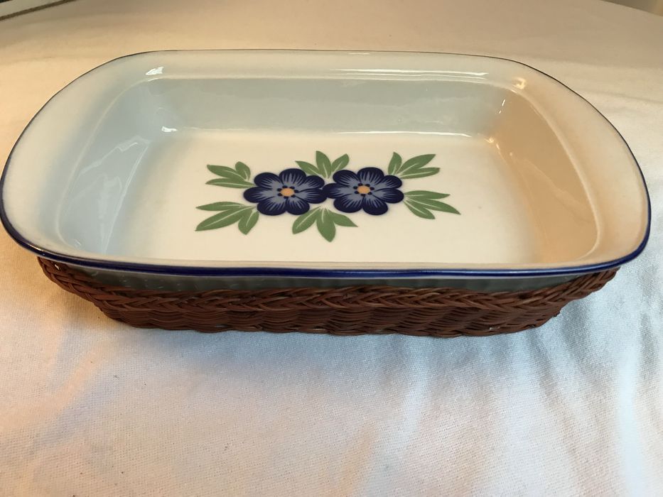 Tabuleiro Porcelana flores c/ Suporte Vime – Colecção Lar Festa