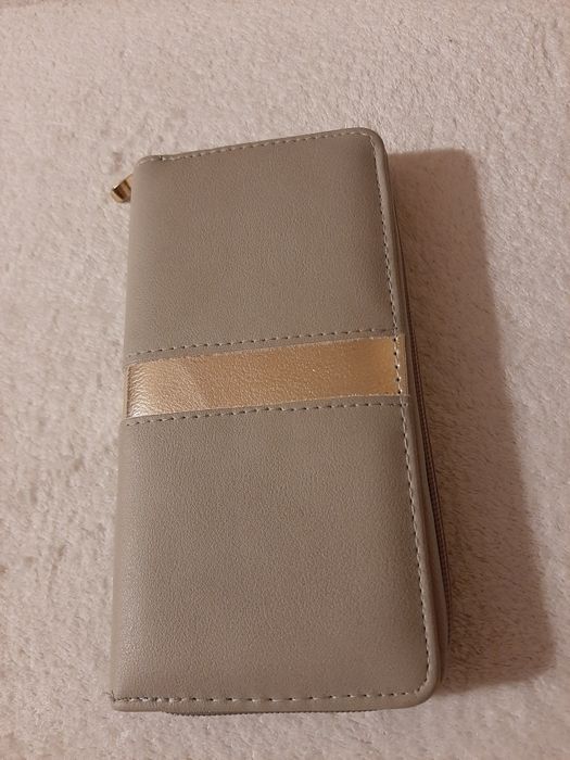 Oddam za darmo.Nowy portfel szary