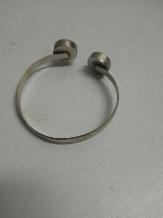 Pulseira prateada de mulher