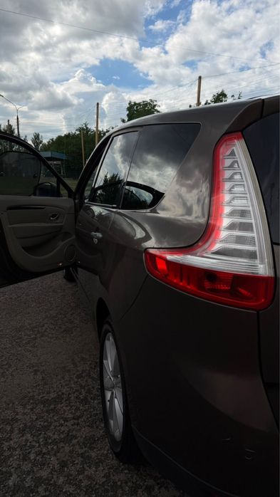 Терміново!! Продам RENAULT GRAND SCENIC 2009р. 2.0 дизель автомат(aisin 6ст.)