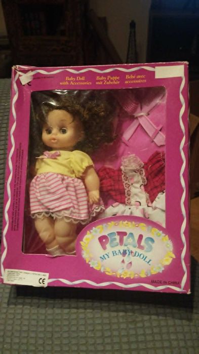Boneca Antiga "Petals My Baby Doll" com Acessórios em Caixa Vintage