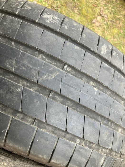 Goodyear 235/40/19. llato