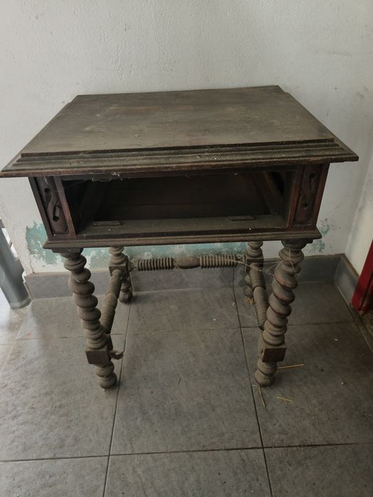 Mesa de cabeceira para restauro
