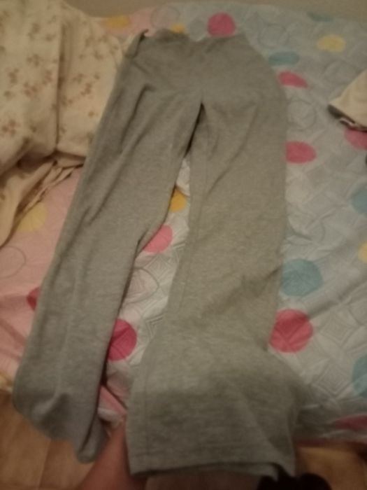 calça cinzenta elástica