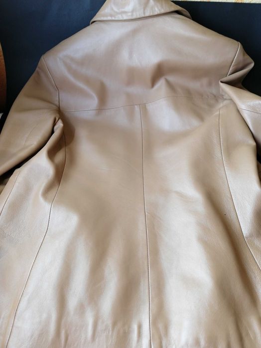 Casaco em pele macia, cor Camel, com zipper