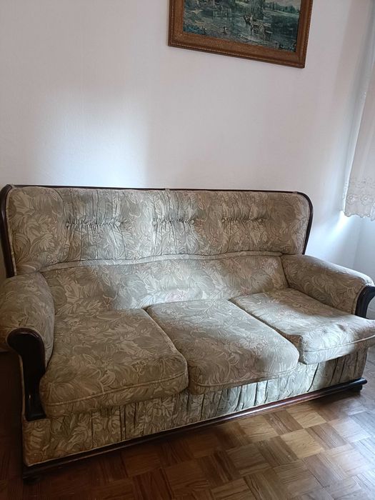 Mobília diversa (sofá, cama de solteiro, cómoda e roupeiro)