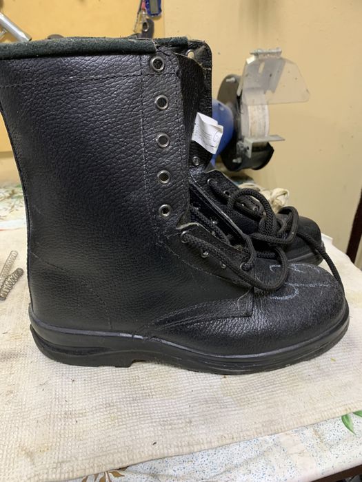 Продам ботинки новые. 43 размер. Черные