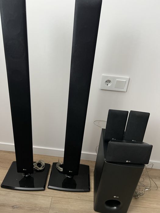 Комплект колонок LG 5.1 (2 підлогові + 3 сателіти + сабвуфер)