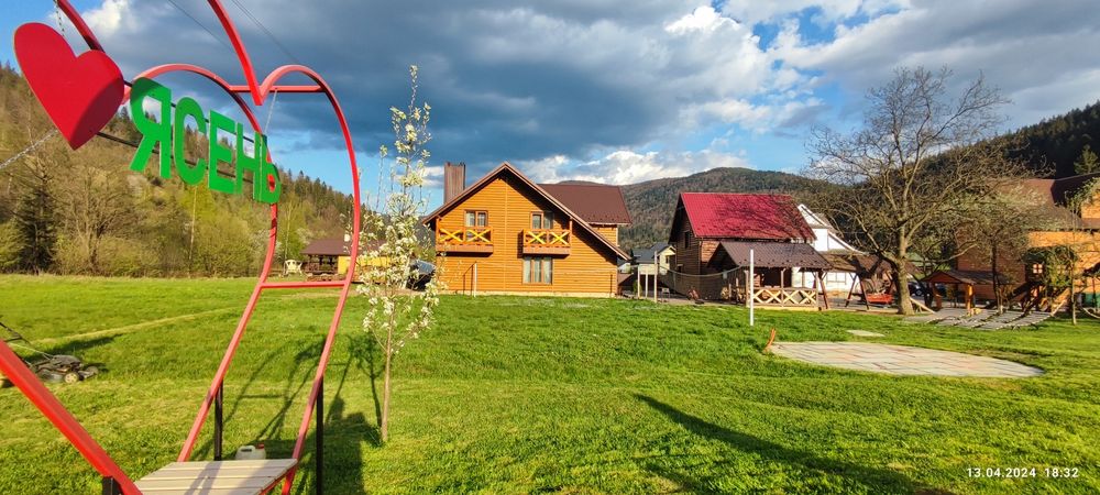 Котедж "Ясень" з кухнею на 3 номери 2 санвузли