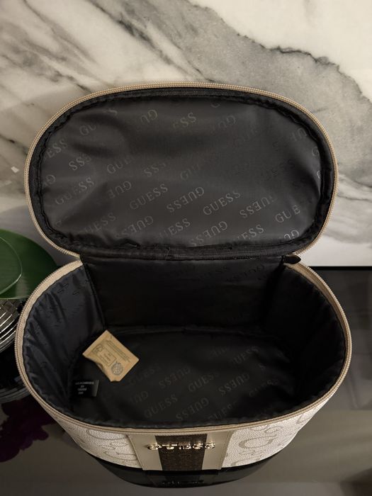 Nowa kosmetyczka kuferk guess