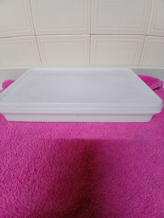 Caixa em côr branca. Retangular. Usada poucas vezes. Em otimo estado