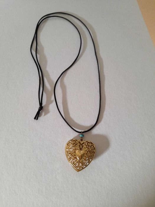 Colar fio com pendente de coração dourado estilo filigrana cor ouro