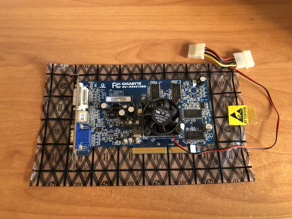Karta graficzna Radeon 9550 128 mb , stan bardzo dobry z wiatraczkiem