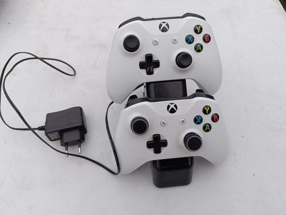 2x Kontroler Xbox One, pady do xboxa stacja ładująca energizer,