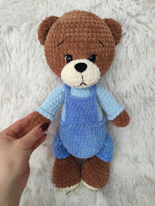 Miś w niebieskich ogrodniczkach na szydełku