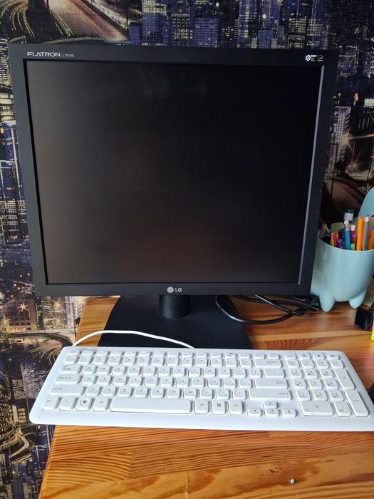 Монітори.монітор.  LG. 19 .Клавіатура.В робочому стані.