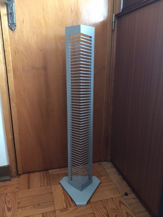 Suporte para CD com capacidade para 56 CD e com 1 m de altura