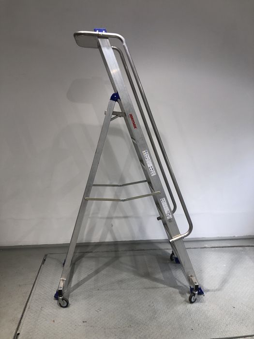 Escada com rodas profissional JORMAX INDUSTRIAL MAX PLUS 4WD