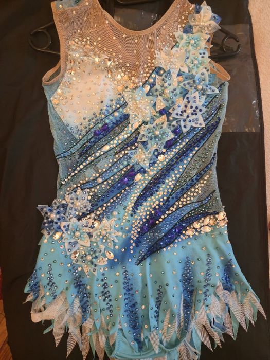 Ціну знижено!Неймовірний гімнастичний купальник 10-12 років.