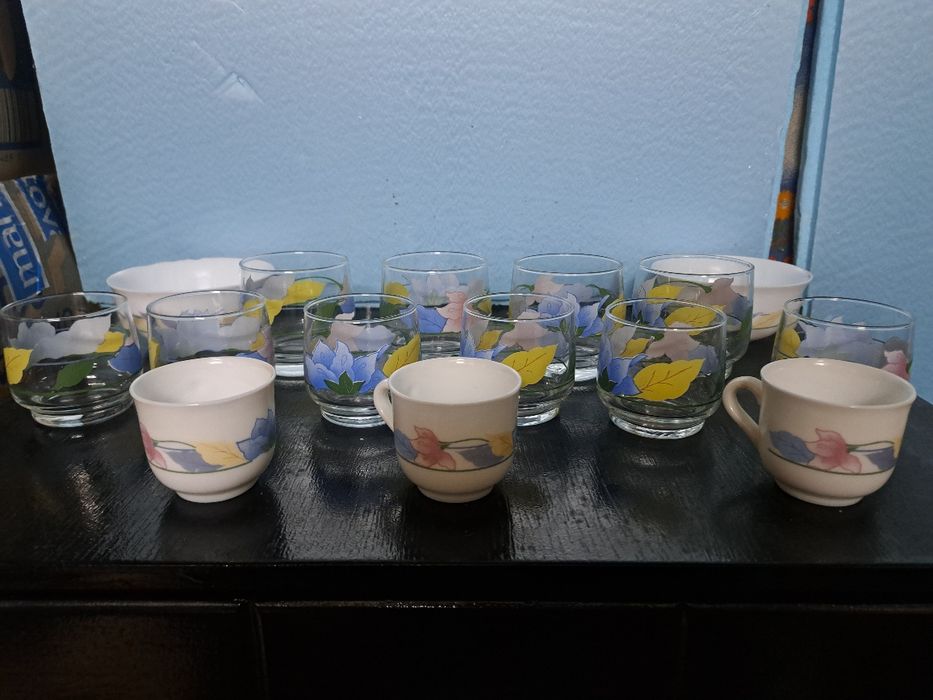 Conjunto copos e chávenas