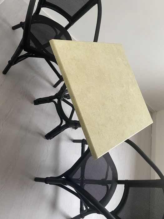 Conjunto de mesa com duas cadeiras