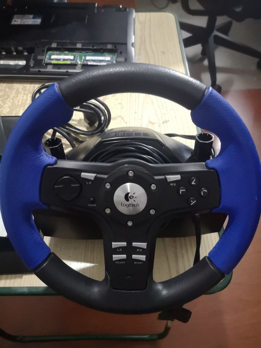 Conjunto - Volante e Pedais Logitech