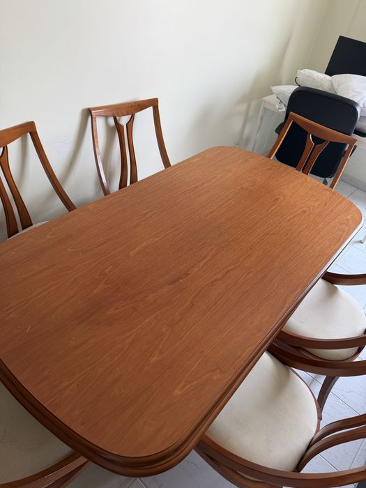 Mesa de madeira extensível c/ 6 cadeiras