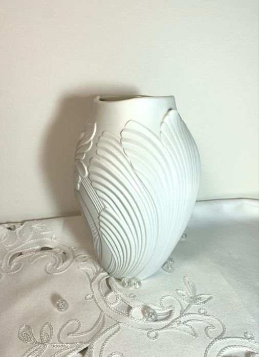 Ваза із білого бісквіту ваза „AK Kaiser“ White Bisque