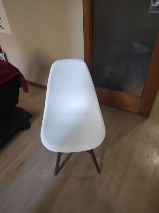 Cadeira branca 4 pés