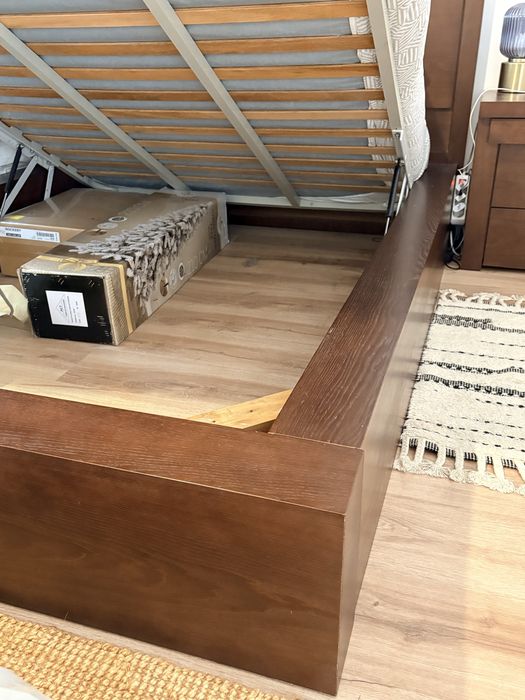 Conjunto de quarto completo em madeira cor wenge.
