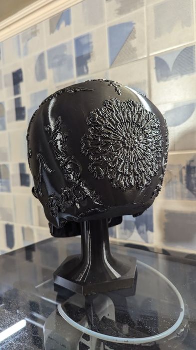 Череп-тримач / підставка для шолому та навушників. Є різні варіанти