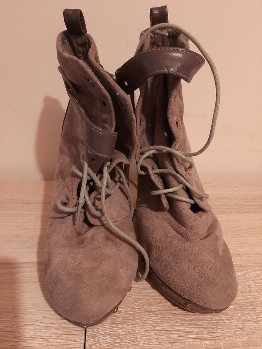 Włoskie buty na koturnie 36