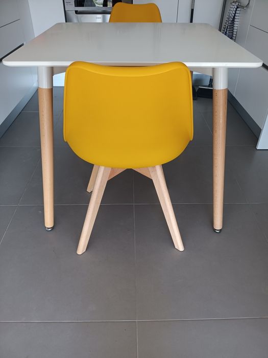 Mesa tampo lacado branco e pés em madeira faia