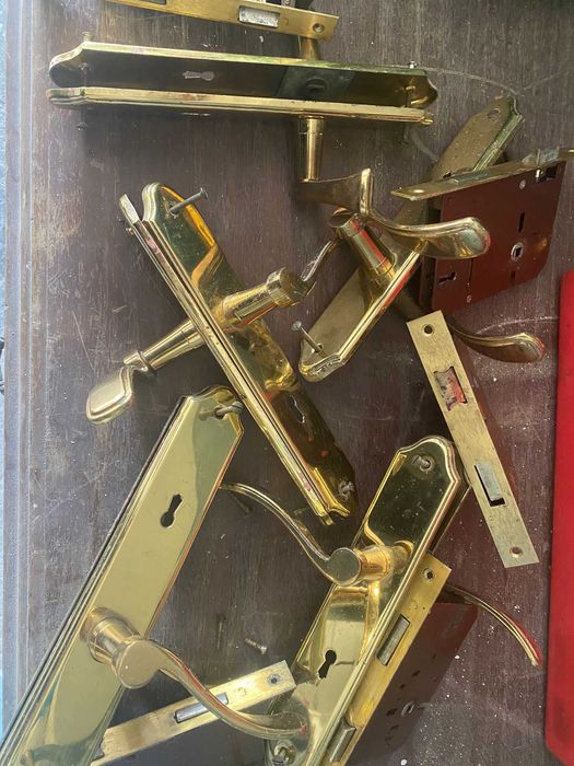 Vendo fechadura e ferragens efeito capela